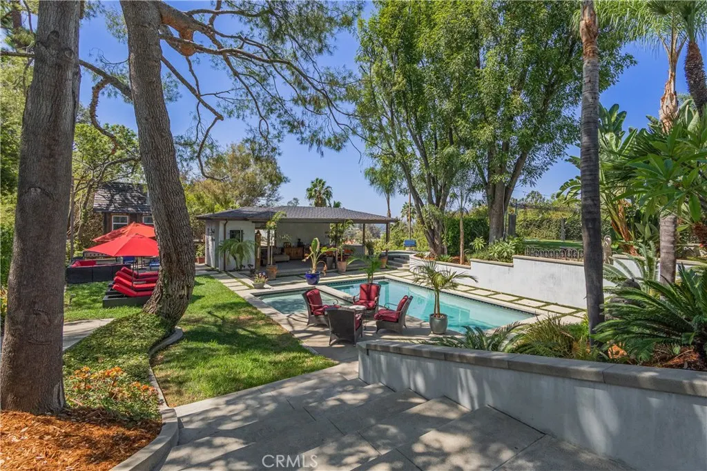1455 Queen Summit