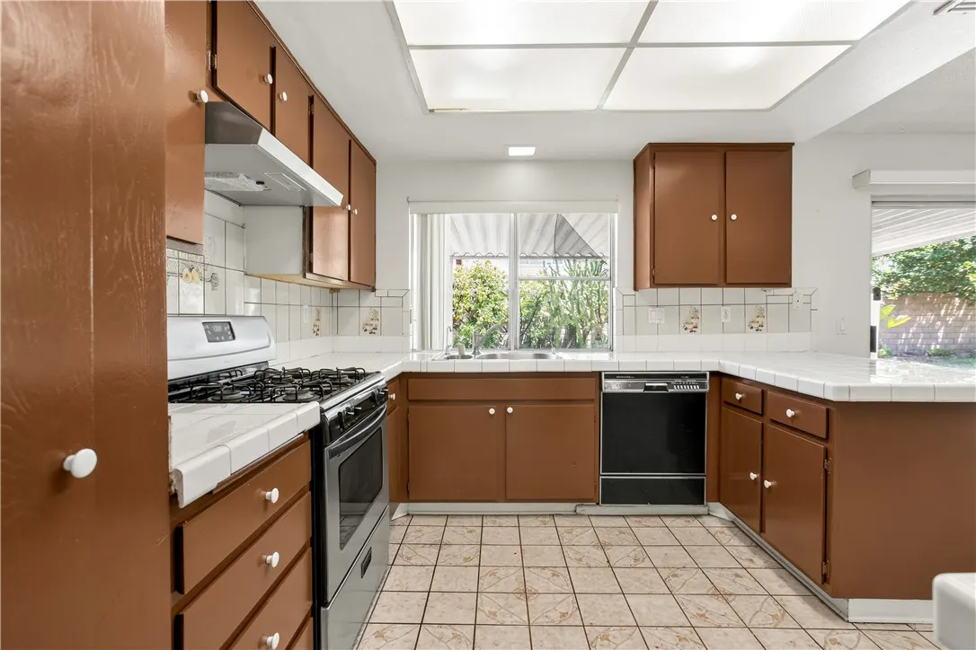 127 E Juanita