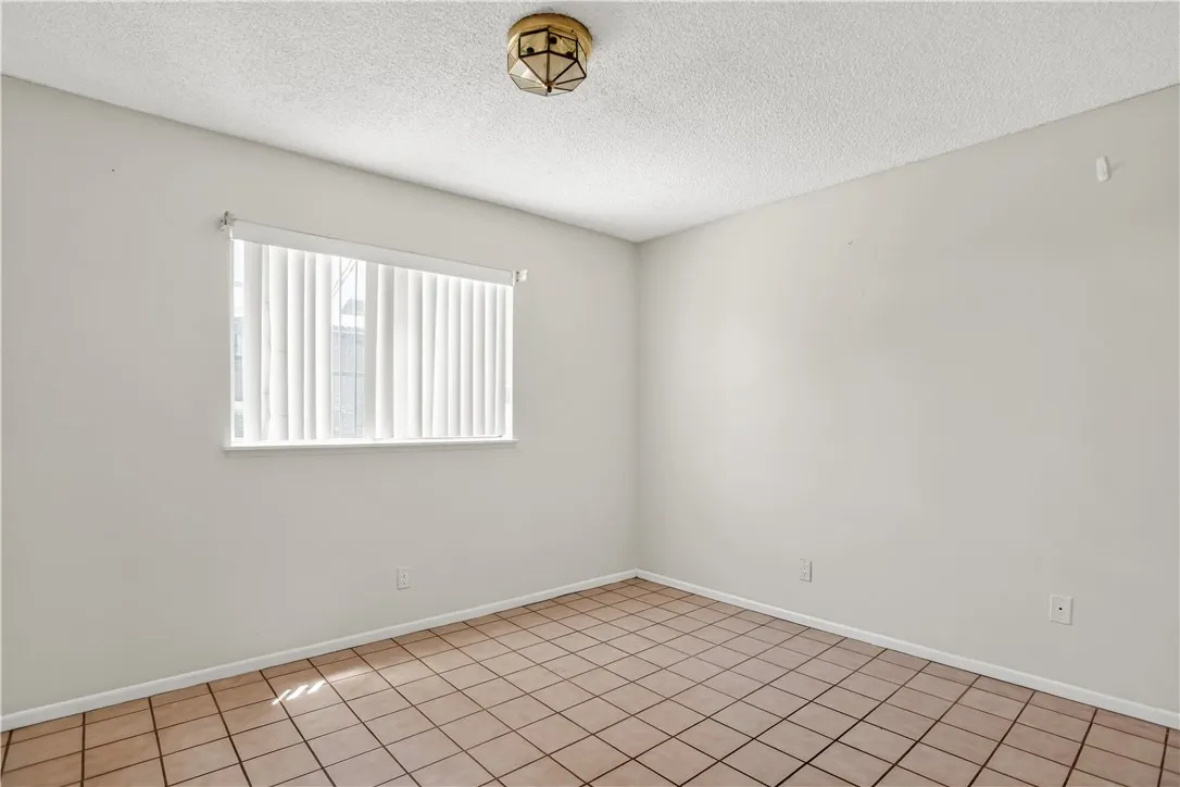 127 E Juanita