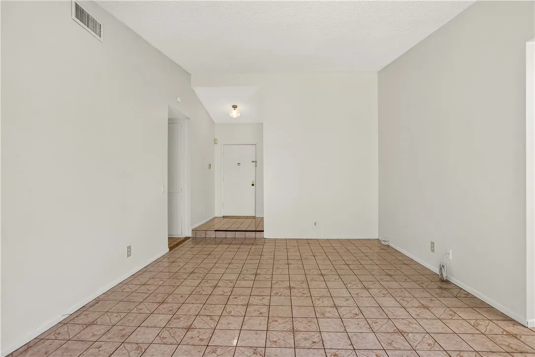 127 E Juanita