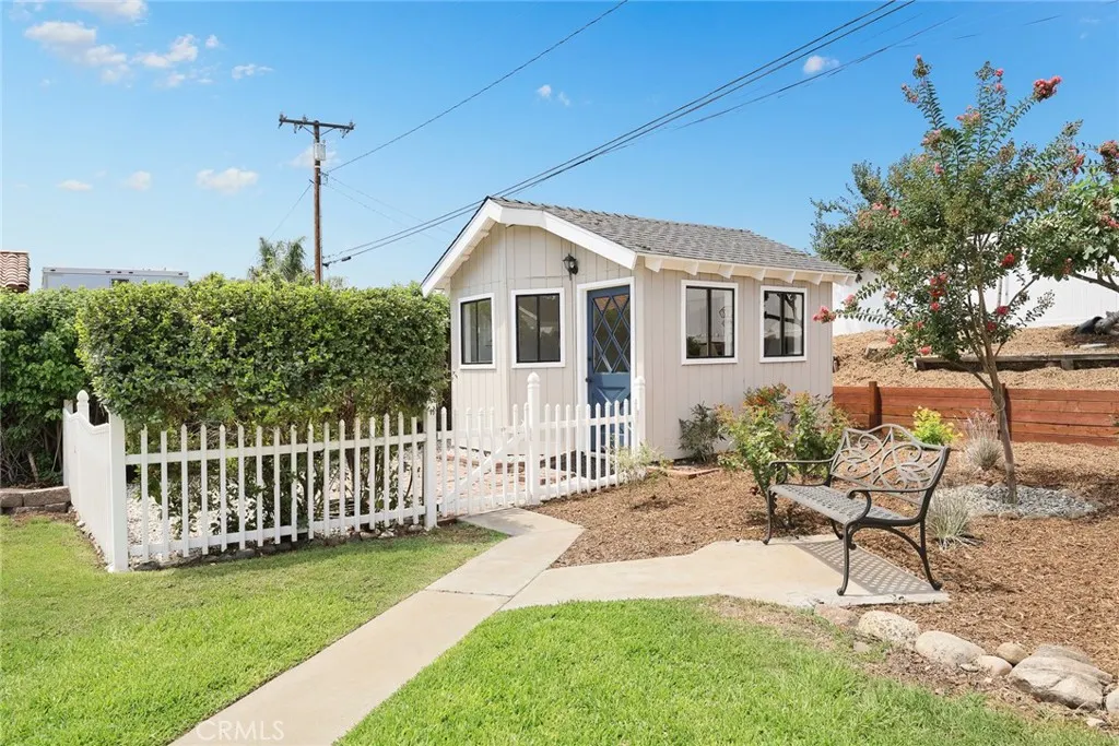 403 S Valley Center Avenue
