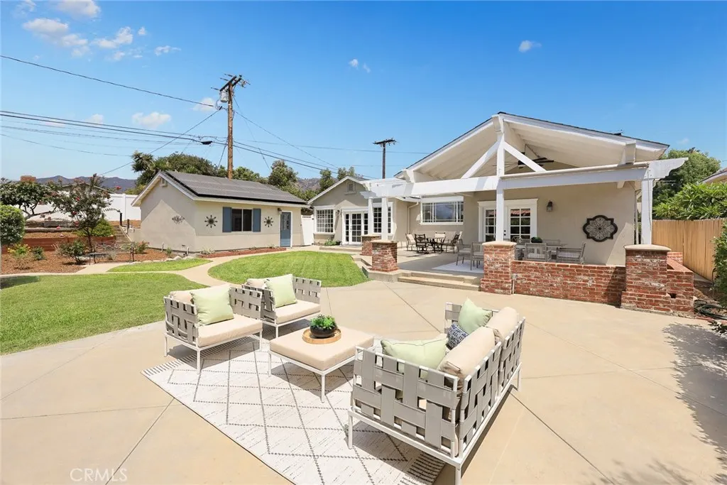 403 S Valley Center Avenue