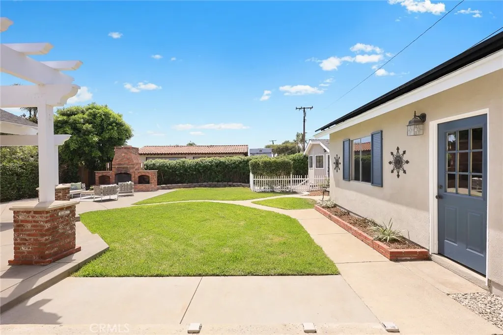 403 S Valley Center Avenue