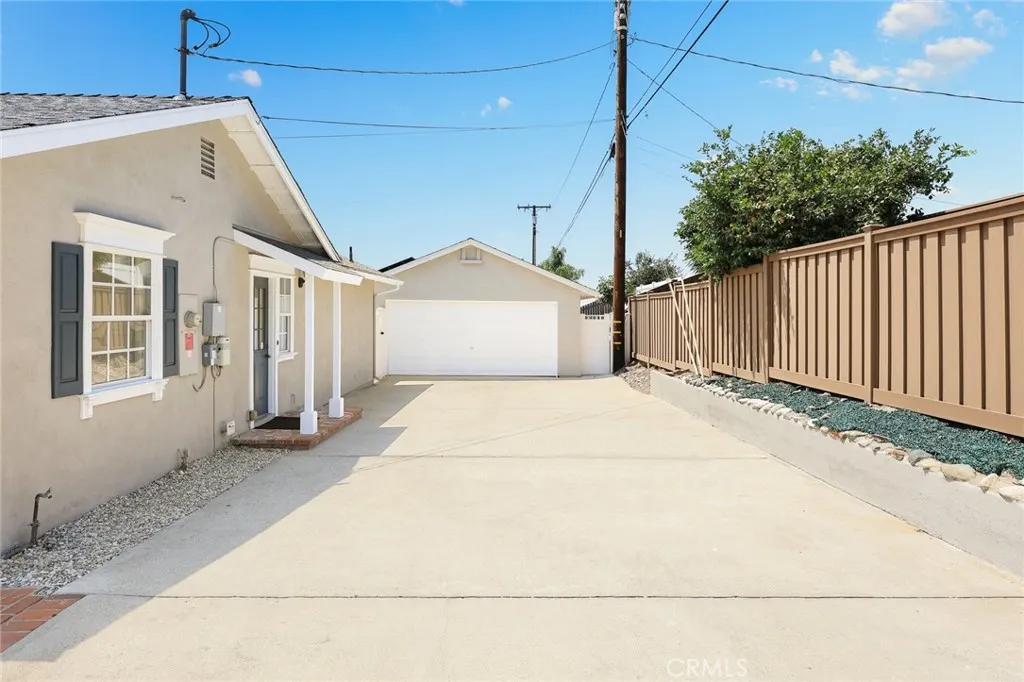 403 S Valley Center Avenue
