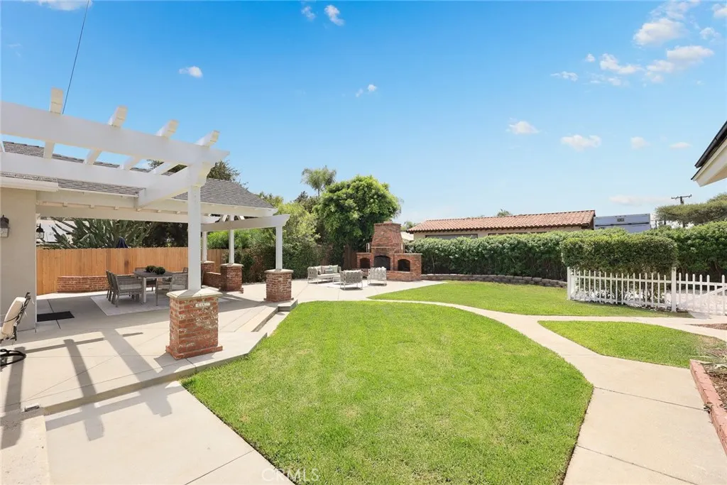 403 S Valley Center Avenue