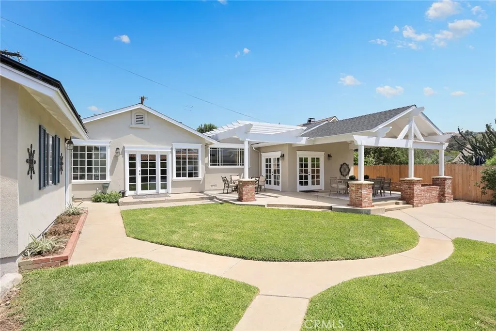 403 S Valley Center Avenue