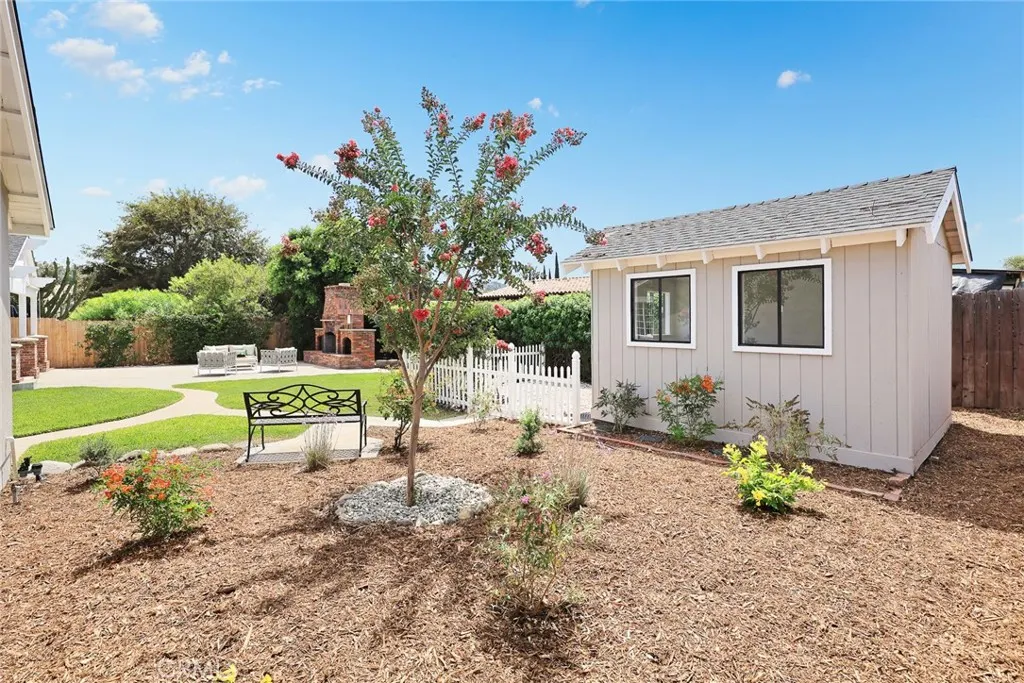 403 S Valley Center Avenue