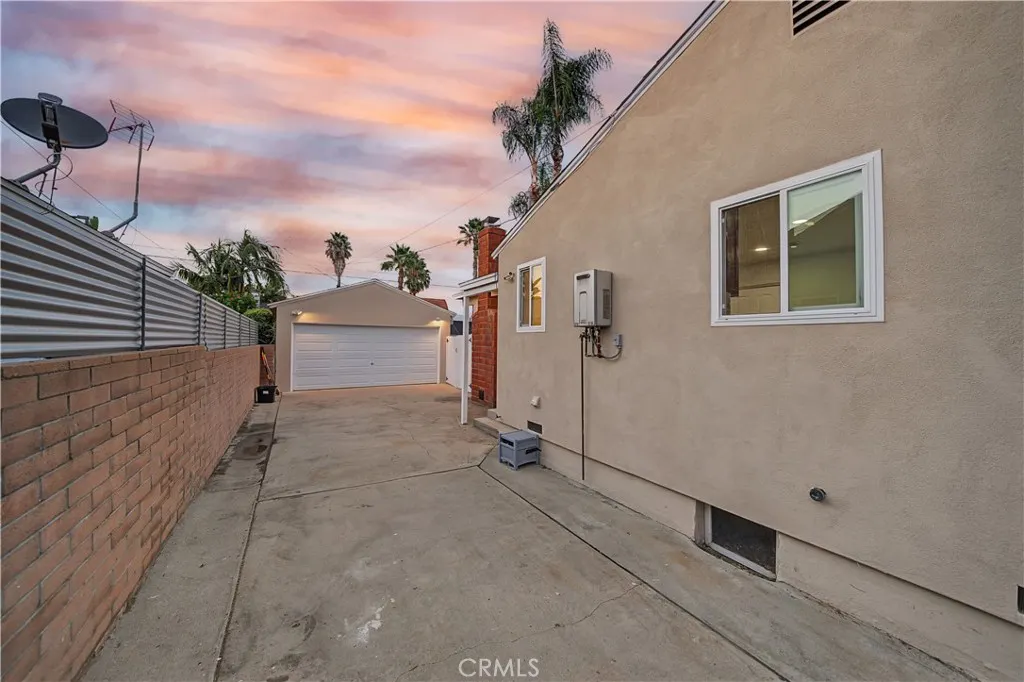 1107 E Larkwood