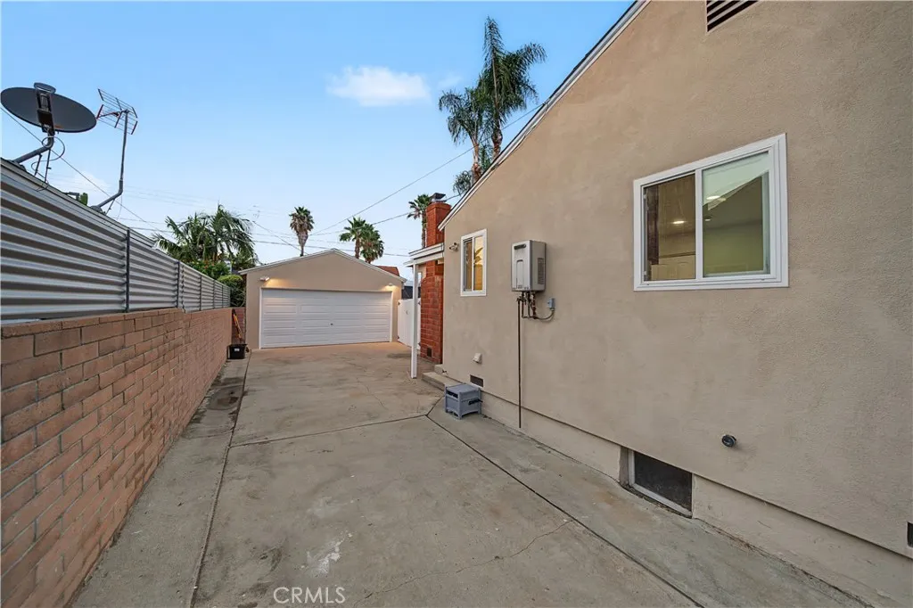 1107 E Larkwood