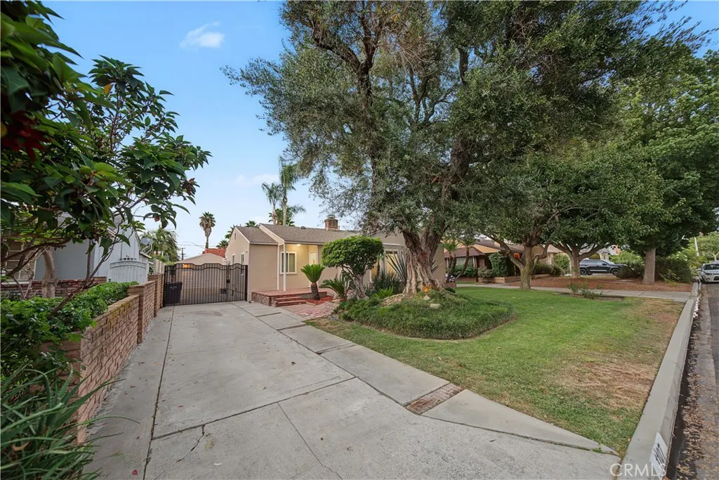 1107 E Larkwood
