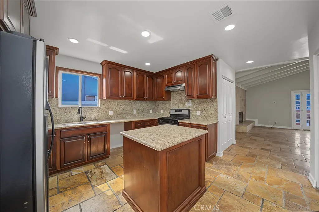 1107 E Larkwood