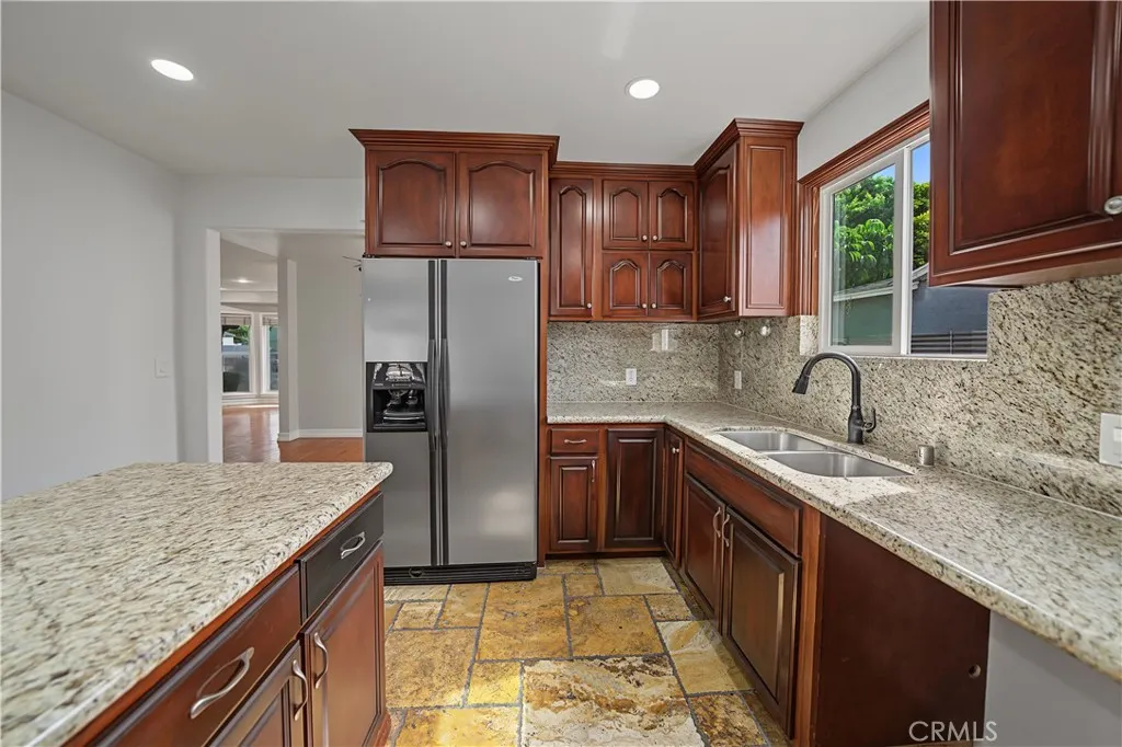 1107 E Larkwood