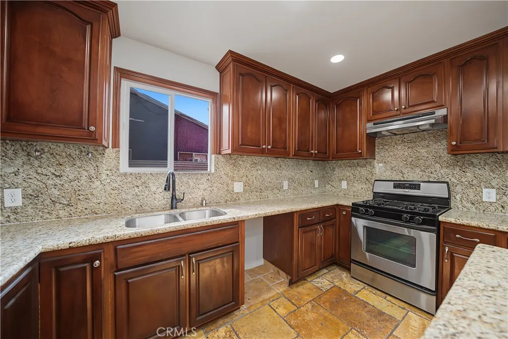 1107 E Larkwood