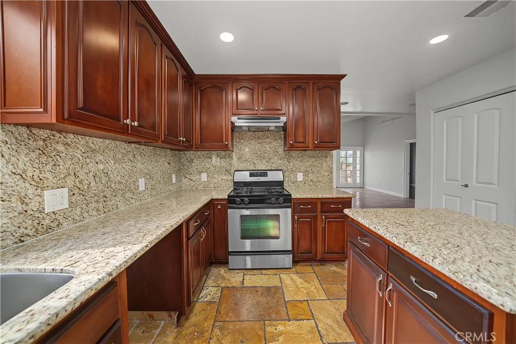 1107 E Larkwood