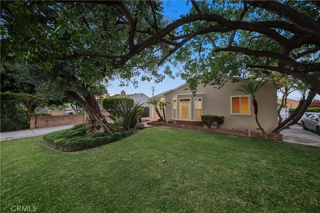 1107 E Larkwood