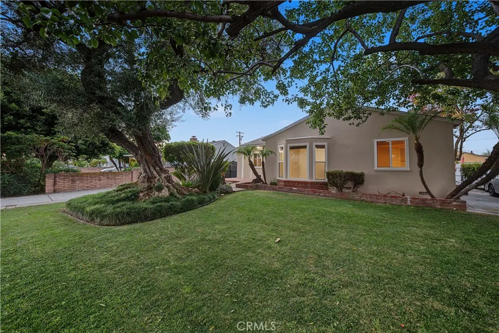 1107 E Larkwood