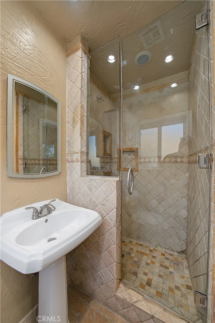 1107 E Larkwood