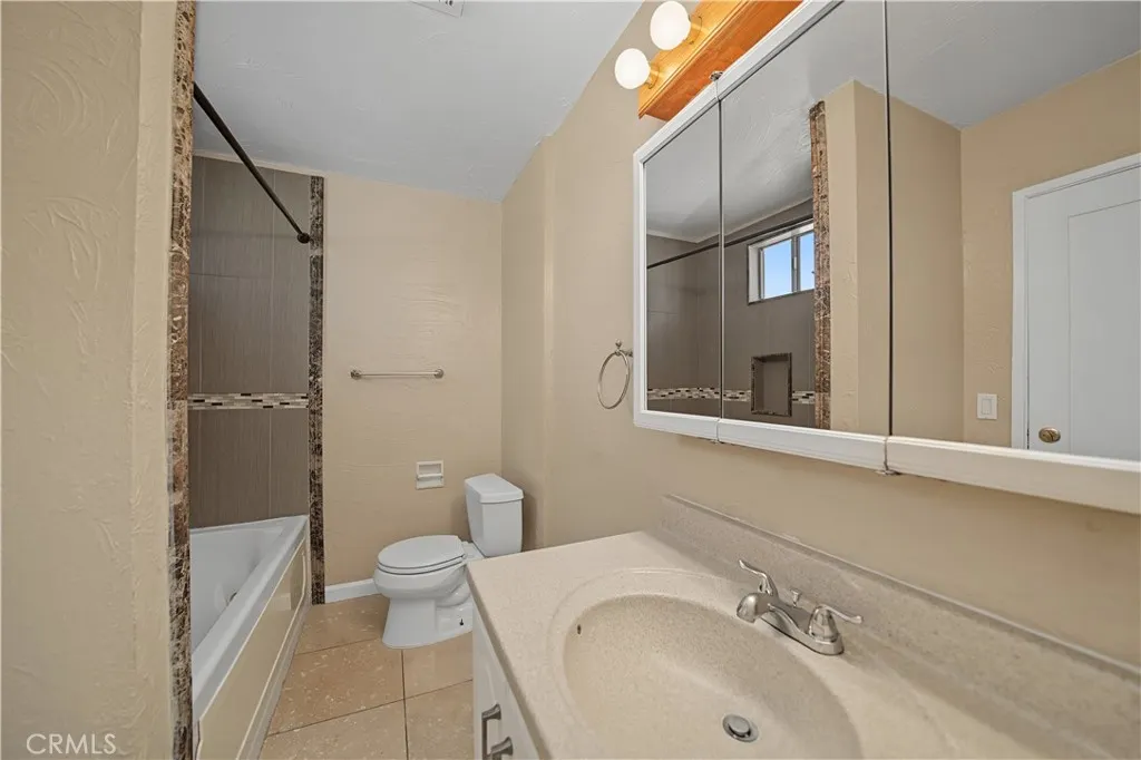 1107 E Larkwood