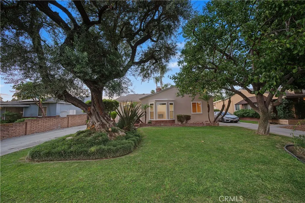 1107 E Larkwood