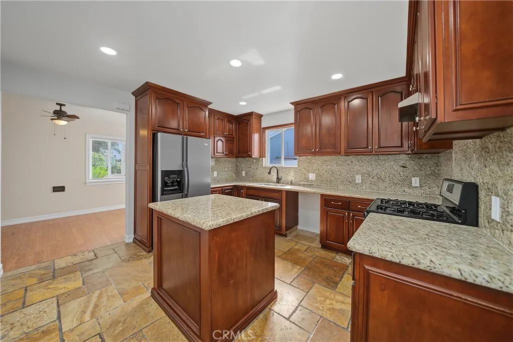 1107 E Larkwood
