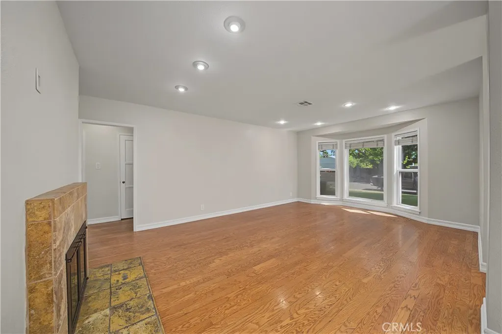 1107 E Larkwood