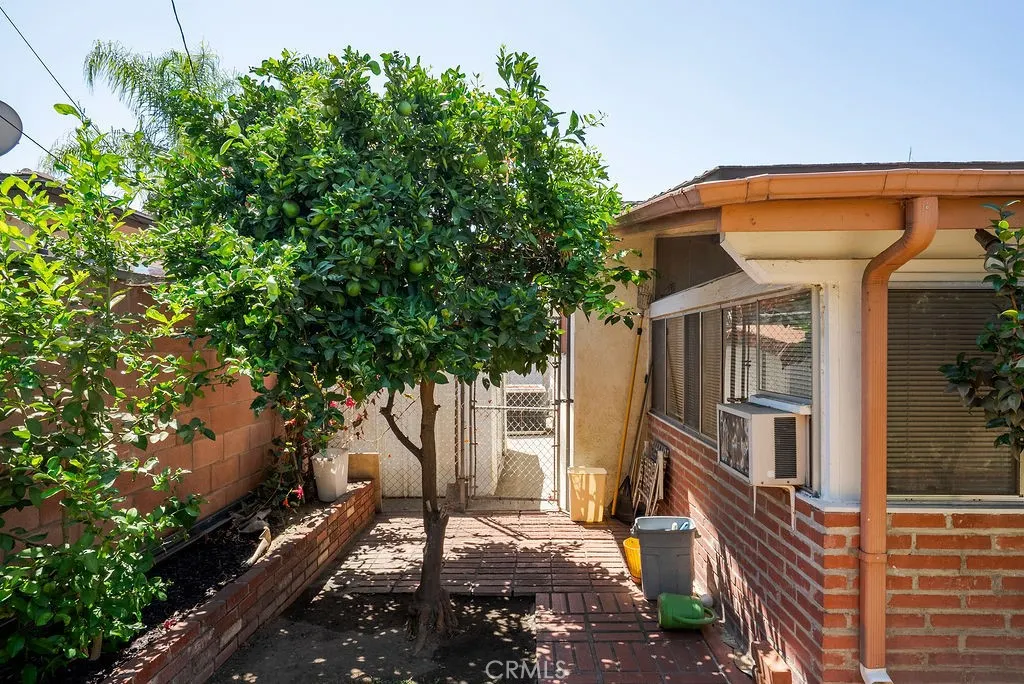 347 W Alcross