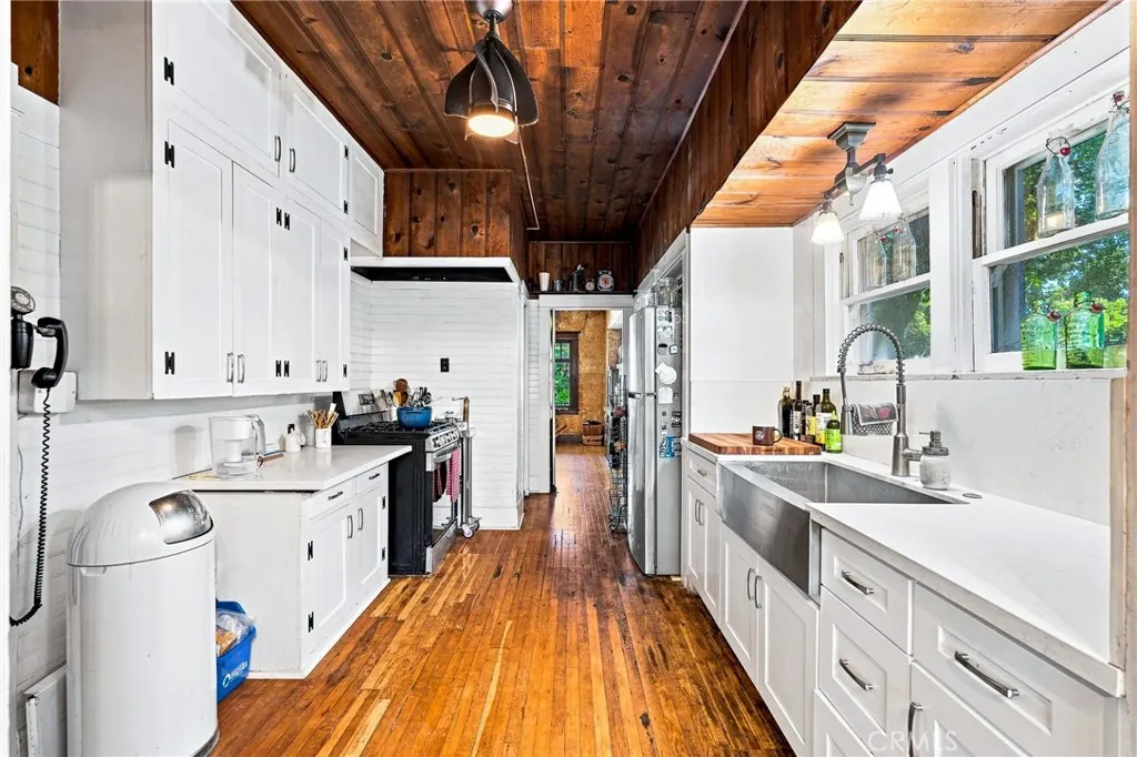 425 W E Street
