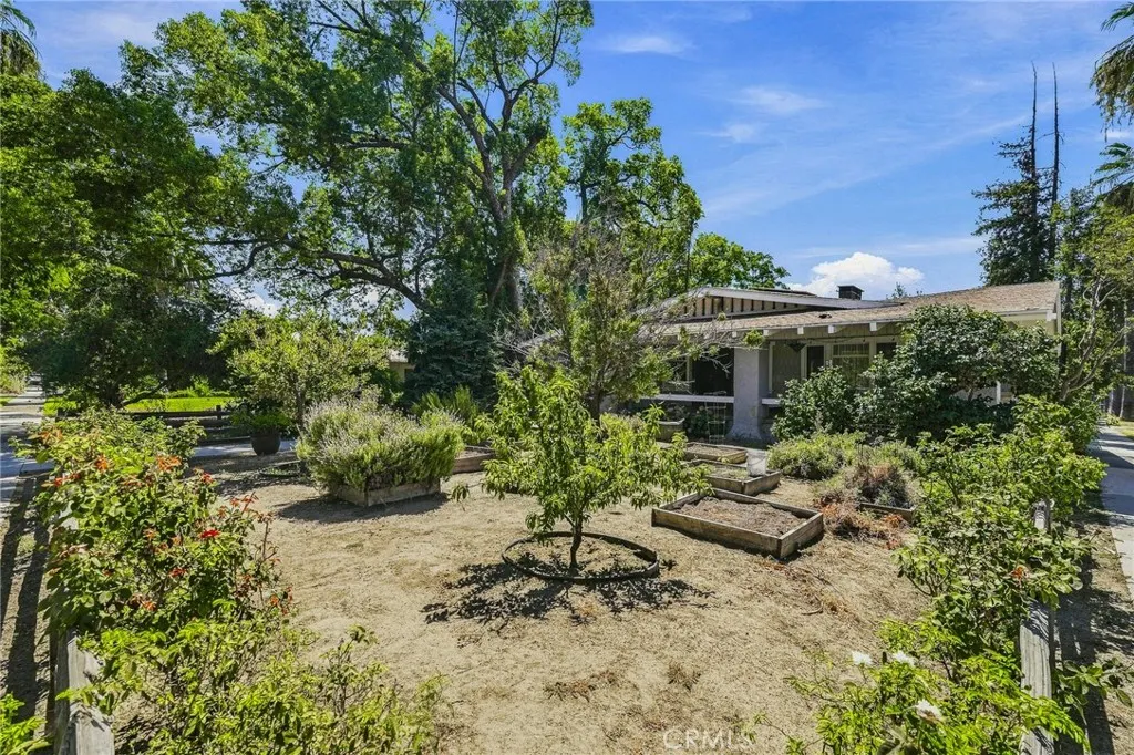 425 W E Street