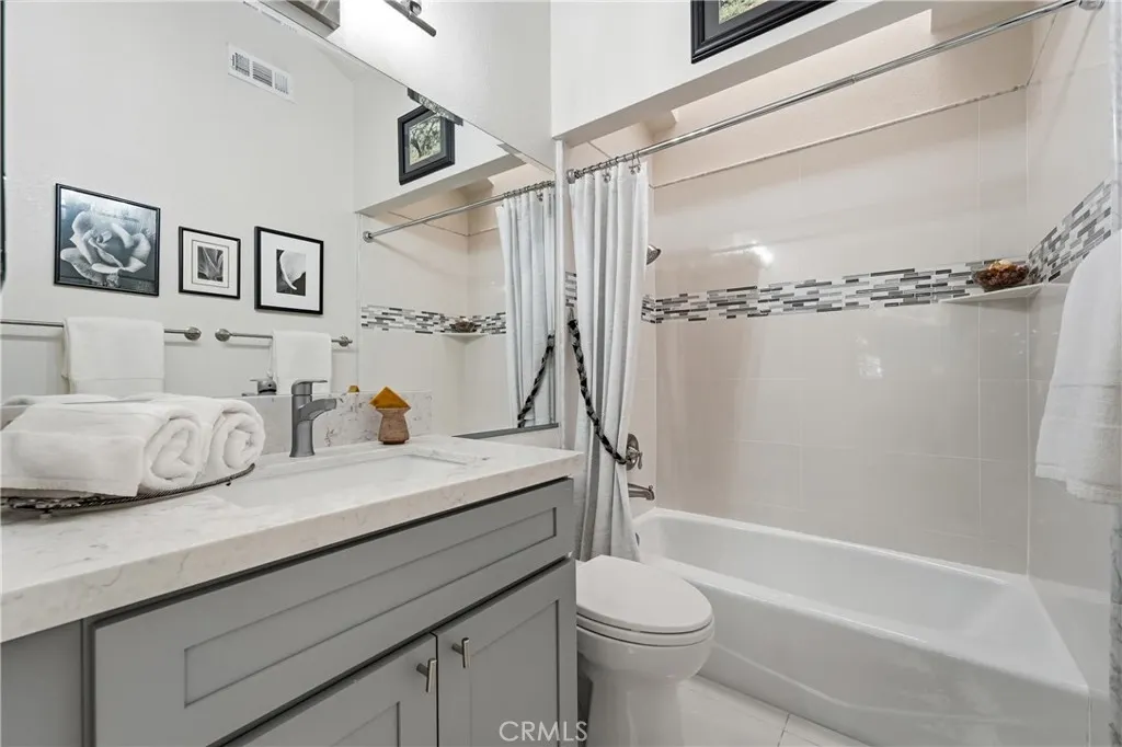 1715 Calle De Oro