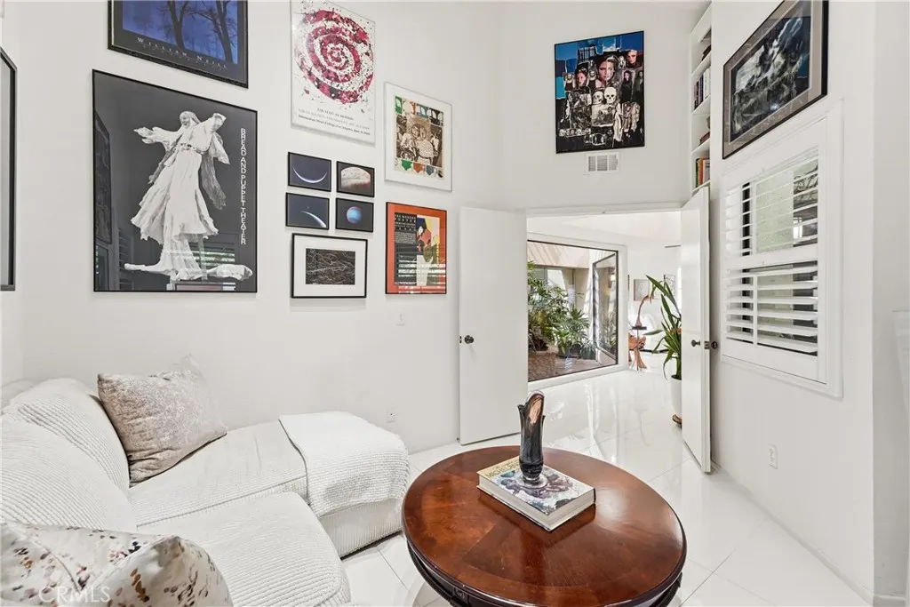 1715 Calle De Oro