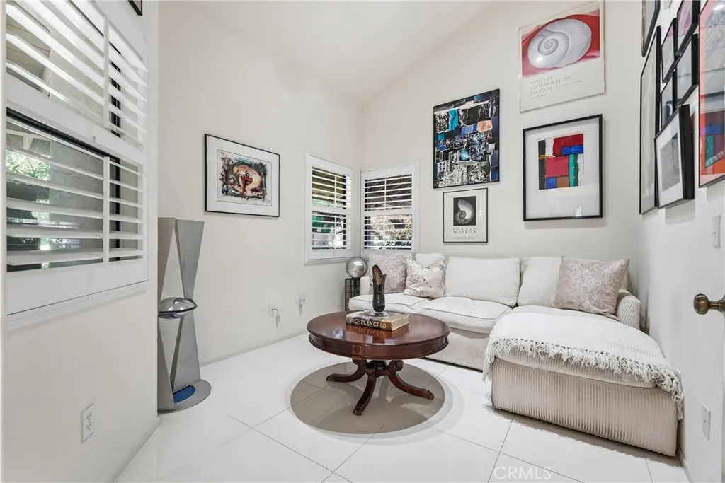1715 Calle De Oro