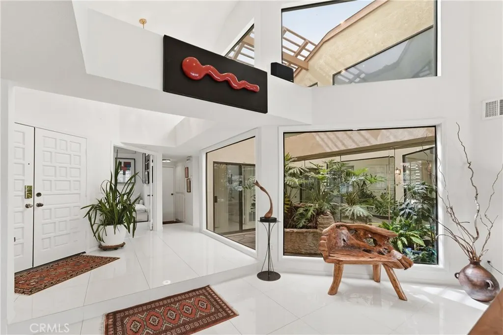 1715 Calle De Oro