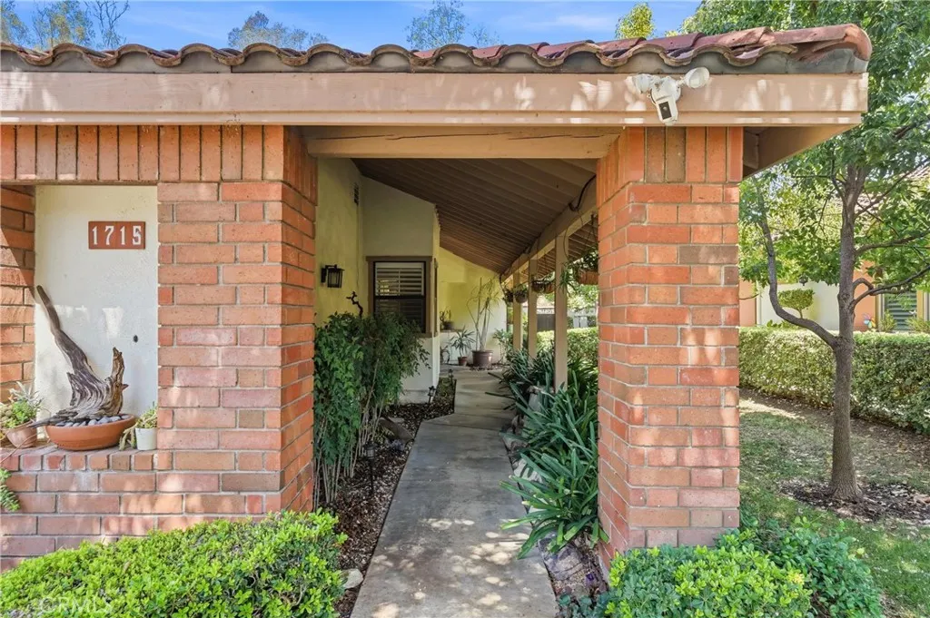 1715 Calle De Oro