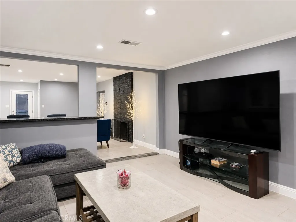 1437 E Vine