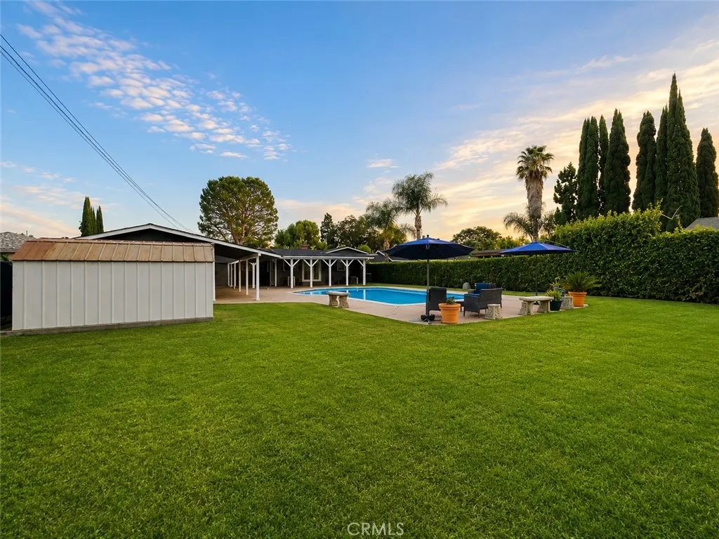 1437 E Vine