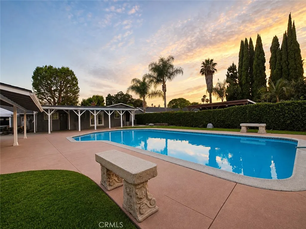 1437 E Vine