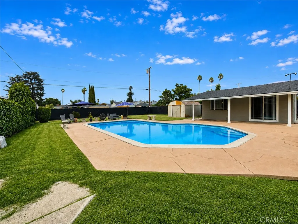 1437 E Vine
