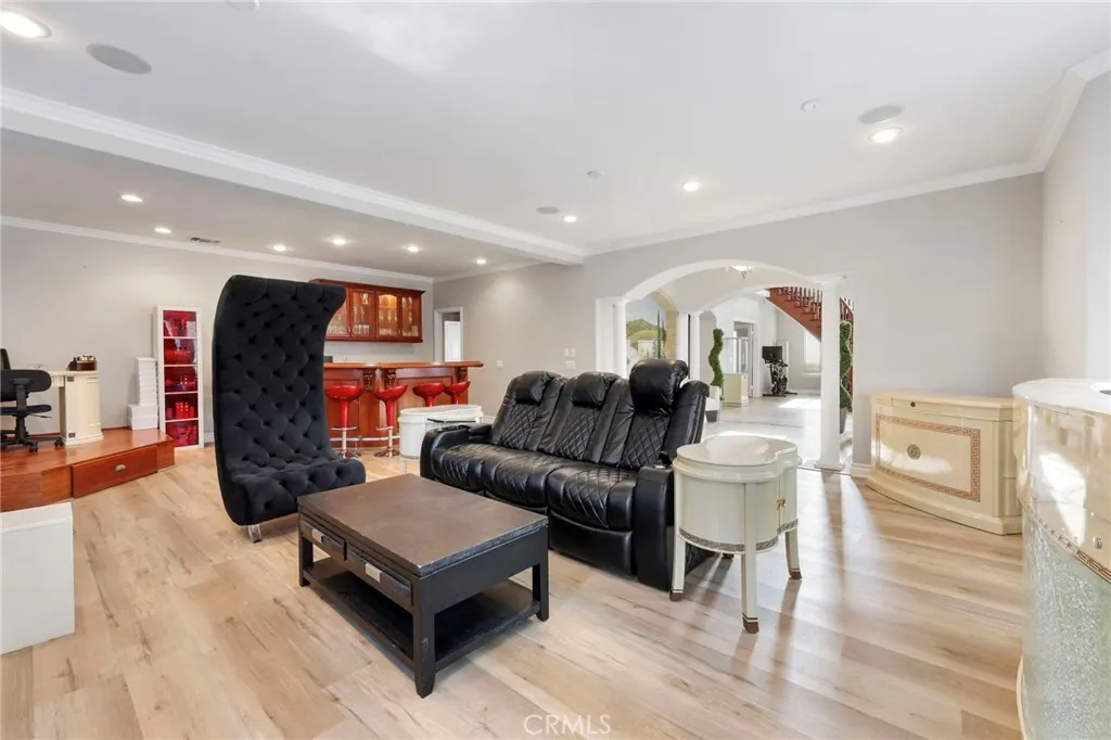 322 E 19th