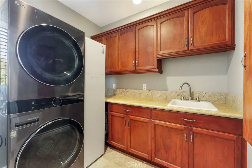 322 E 19th