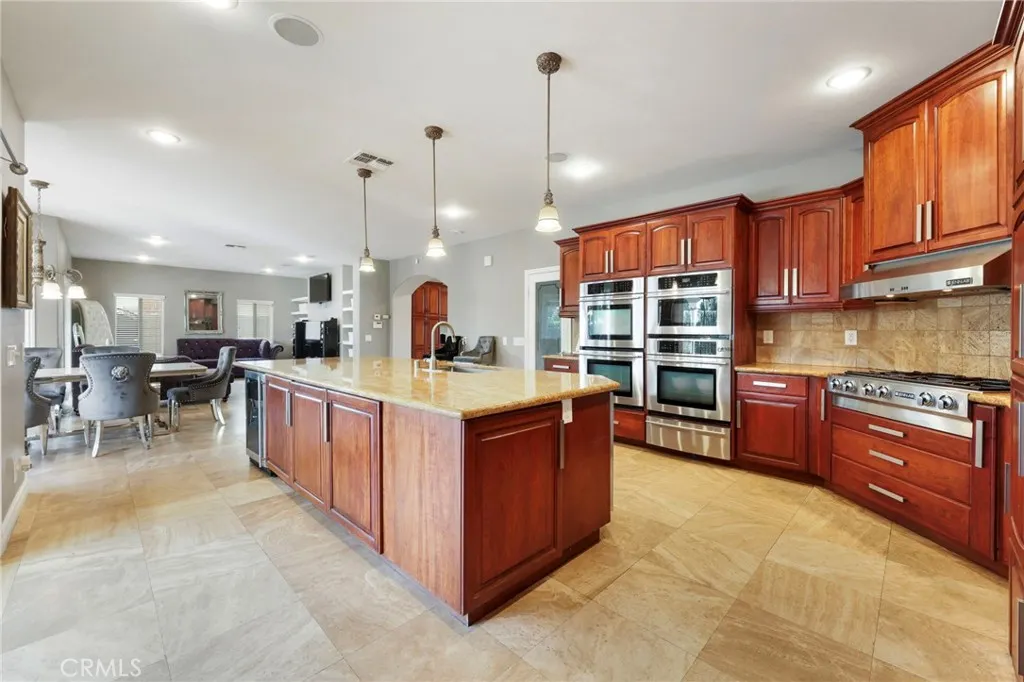 322 E 19th