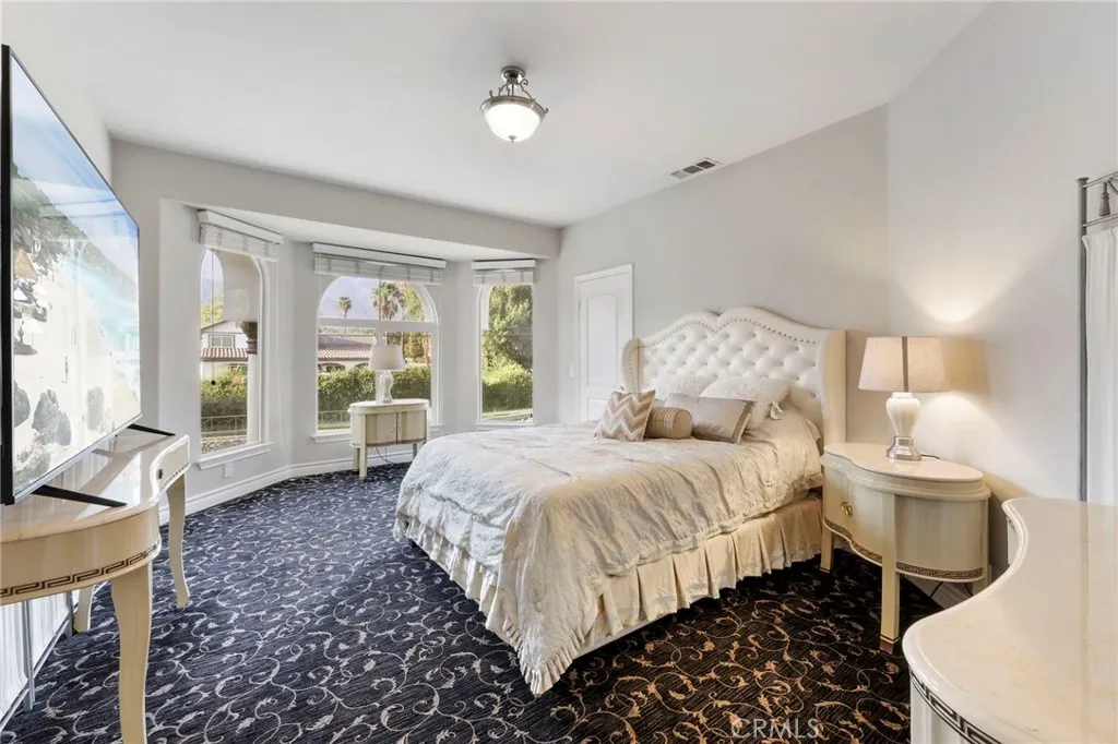 322 E 19th