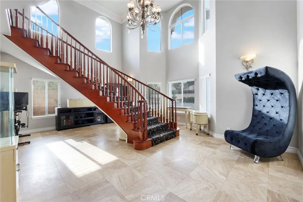 322 E 19th
