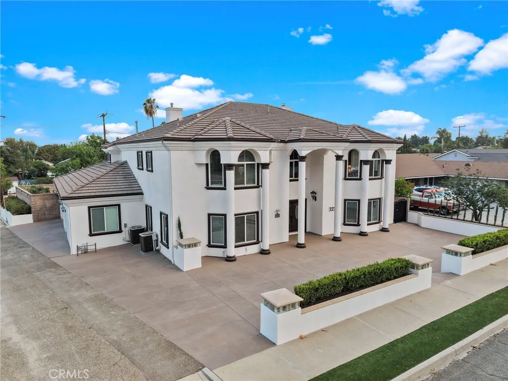 322 E 19th