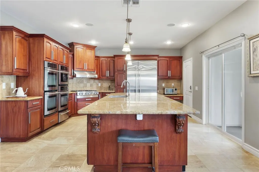 322 E 19th