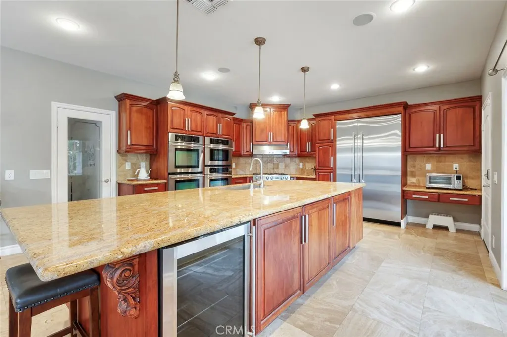 322 E 19th