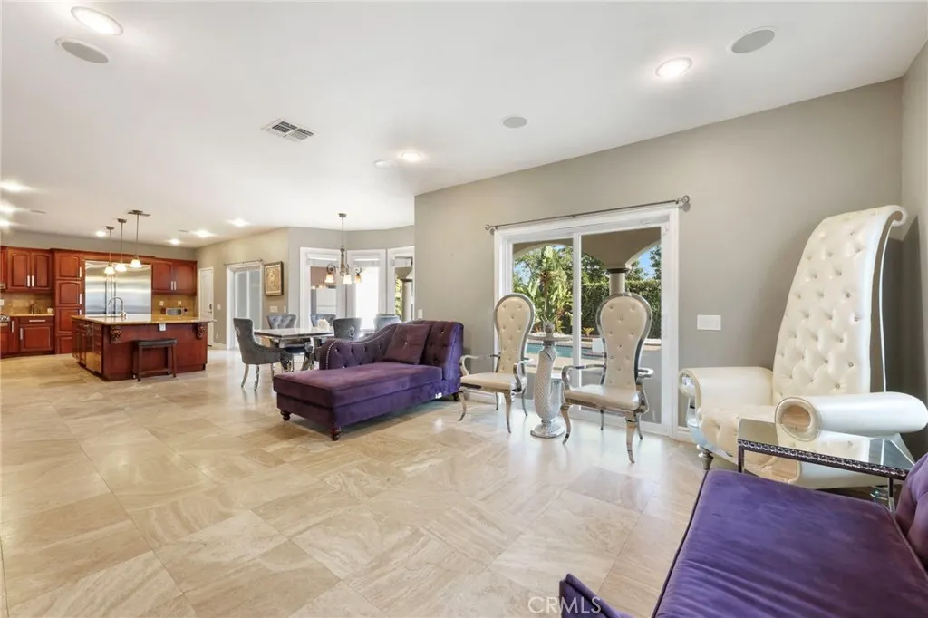 322 E 19th
