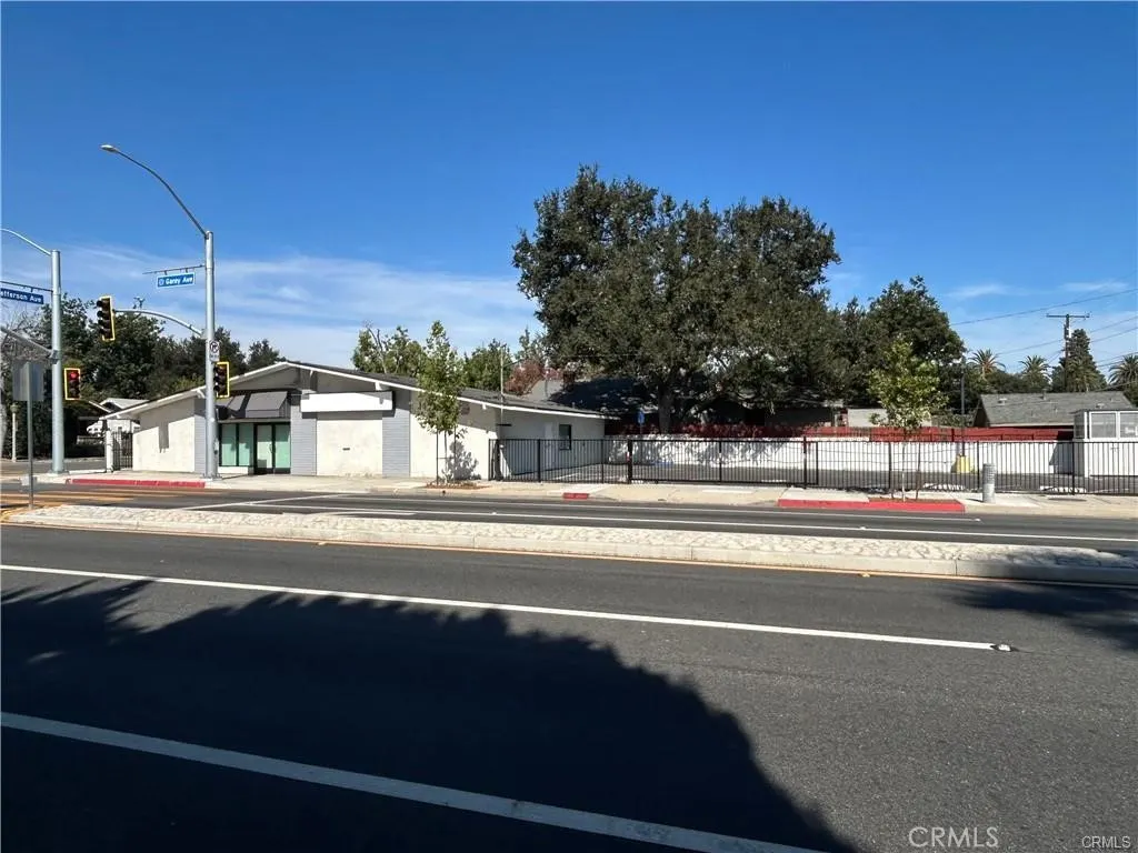 1192 N Garey
