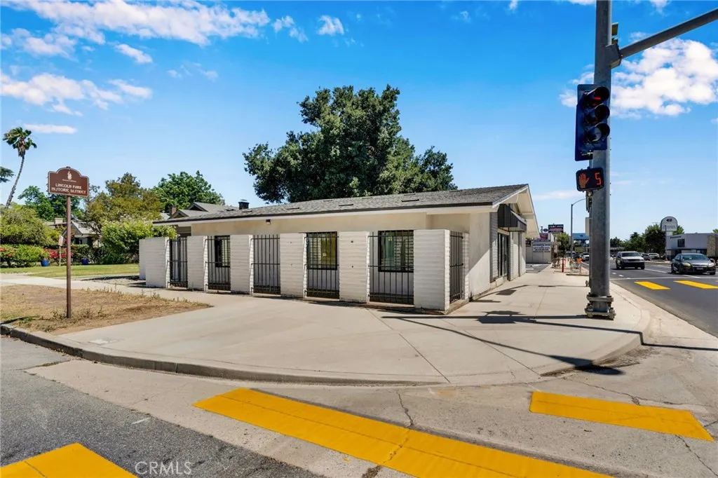 1192 N Garey