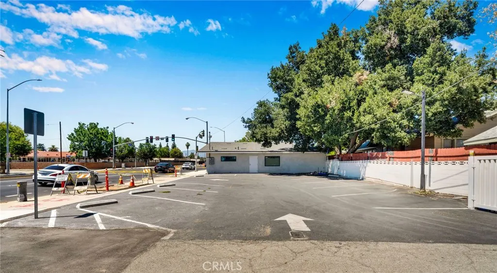 1192 N Garey