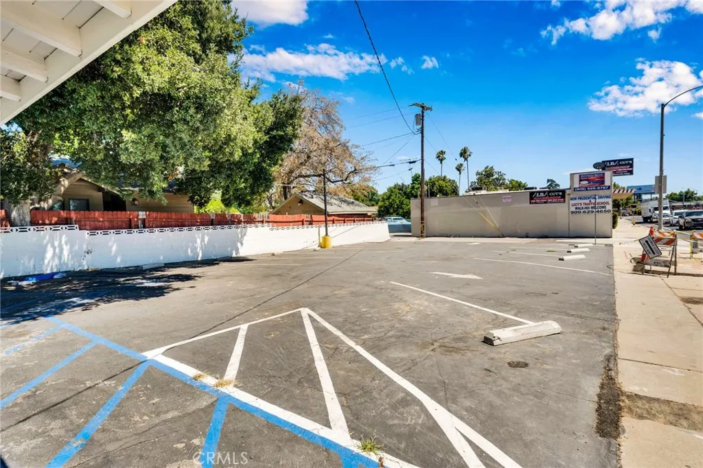 1192 N Garey